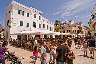 Geschftiges Treiben auf den Pltzen in Ciutadella